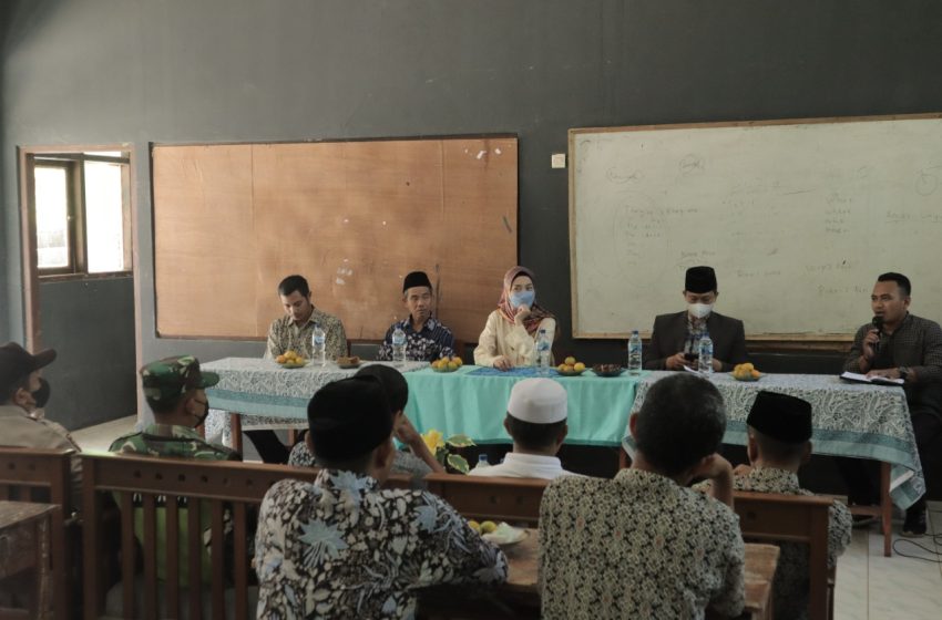 Desy Menyerahkan Bantuan Dana Serta Seragam Batik di Sekolah Yayasan Darul Hikmah Sukabumi